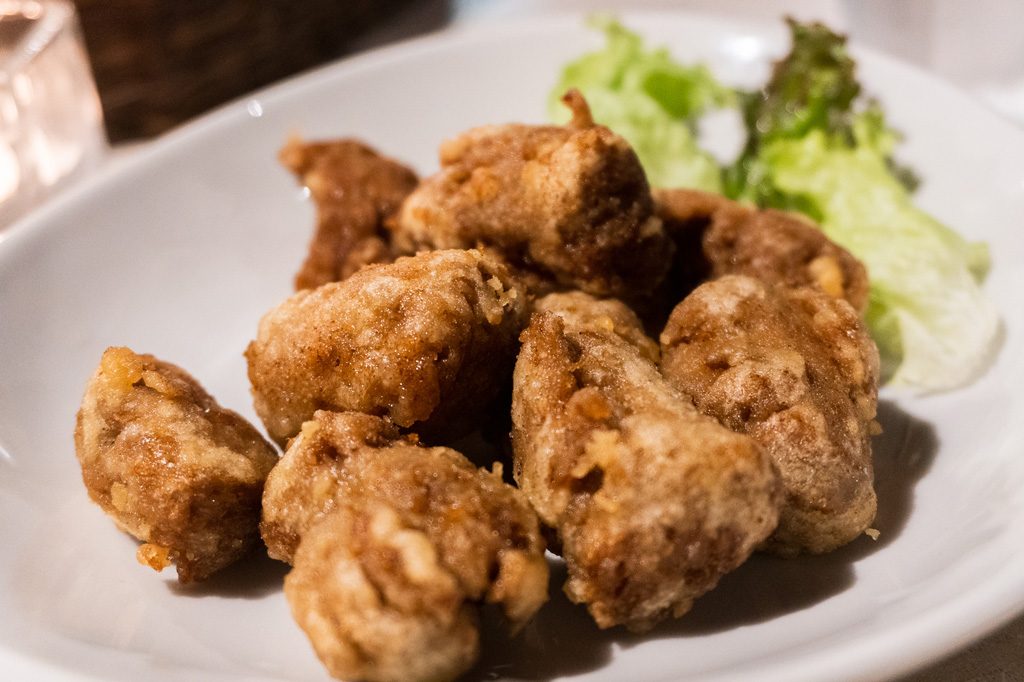 Comida vegana en Kioto. Pollo frito al estilo japonés a base de soja.