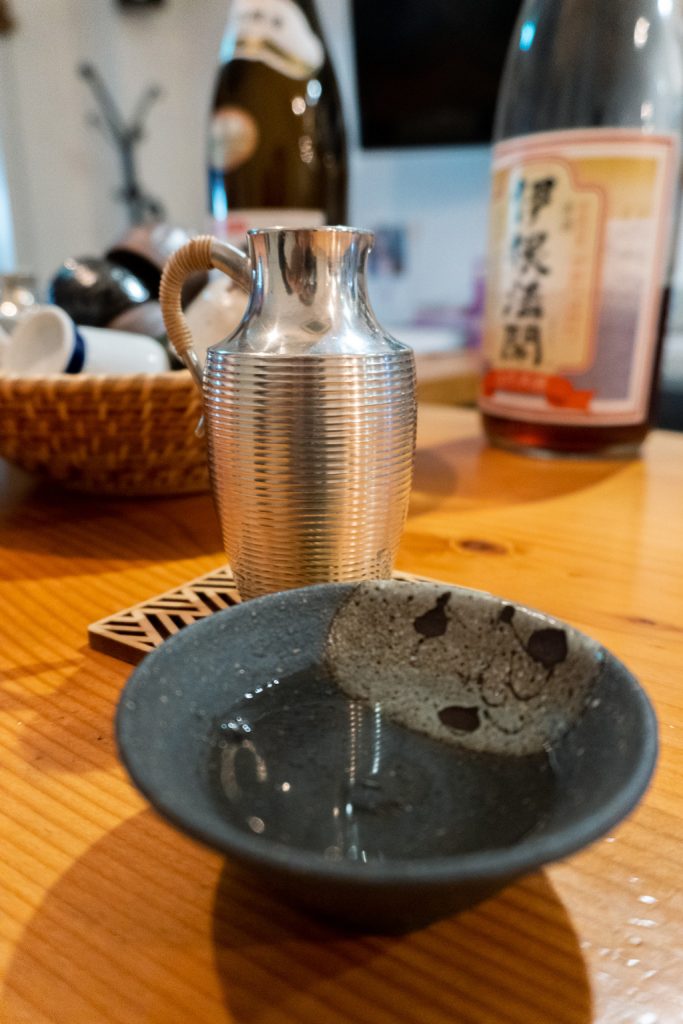 Bebiendo sake