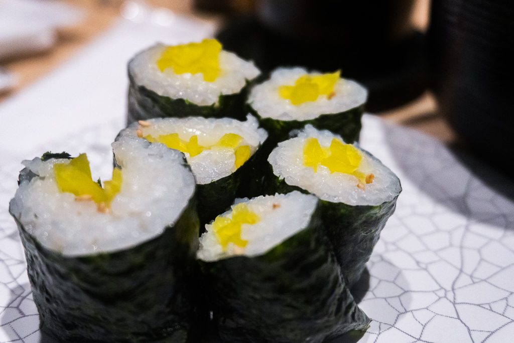 Comida vegana en Osaka: Makis de rábano encurtido