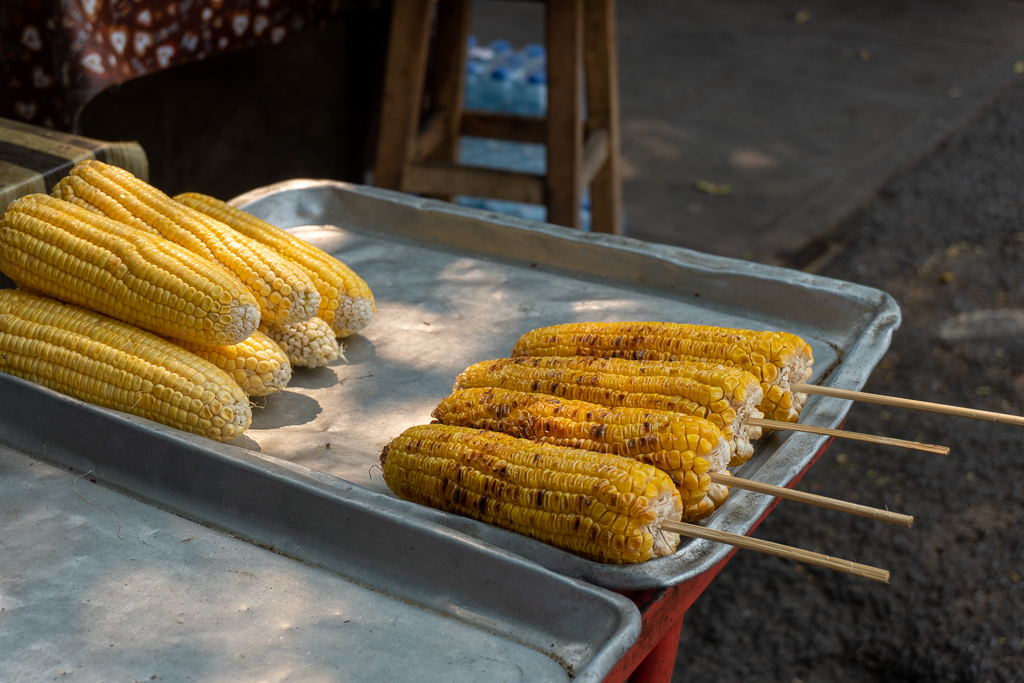 comer vegano en Tailandia: maíz a la brasa