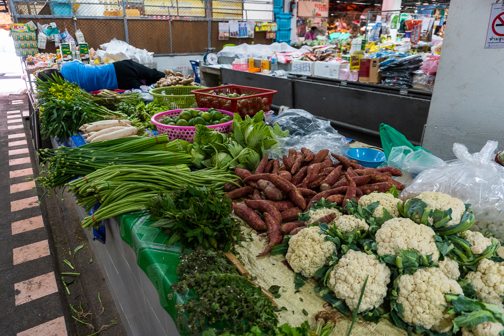 Mercado local con vegetales en Tailandia